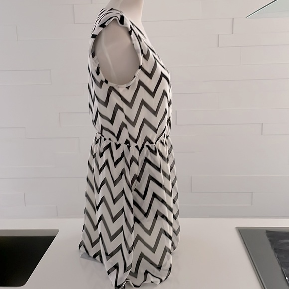 M Guess zig zag Black and White dress with pockets and front zip - Picture 3 of 13